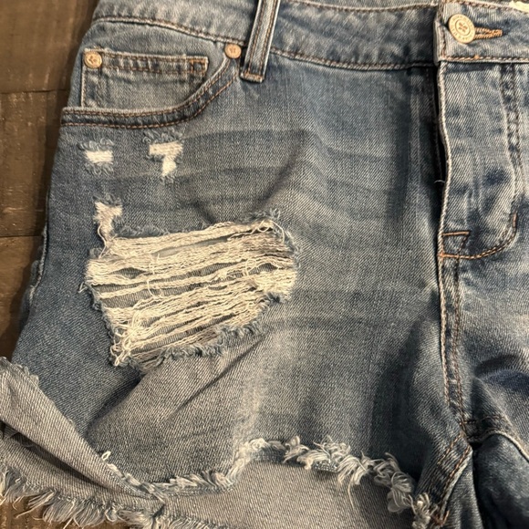 Altar'd State Women's Distressed Ripped Frayed Hem Denim Shorts Size 29 - Picture 5 of 8